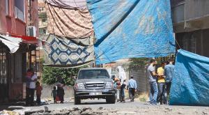 افراد نقابدار حزب كارگران كردستان يك اتومبيل را در يك ايست بازرسي متوقف كرده اند-رويتر