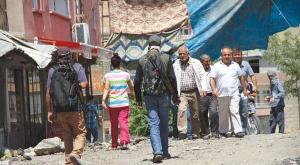   دو فرد مسلح از حزب كارگران كرد در يكي از خيابانهاي سيلوان در نزديكي دياربكر در جنوب شرق تركيه-رويتر