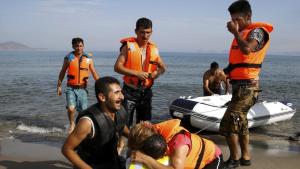 عكس از رويتر-ورود گروهی از پناهجویان با قایق از سواحل ترکیه به یکی از جزایر یونان ١۵ اوت ٢٠١۵