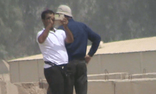 1. مزدوران از روي كانتينرهاي پليس از كمپ ليبرتي عكس و فيلم ميگيرند و سنگ پرتاب ميكنند 19 شهريور 1394 – 10 سپتامبر 2015  