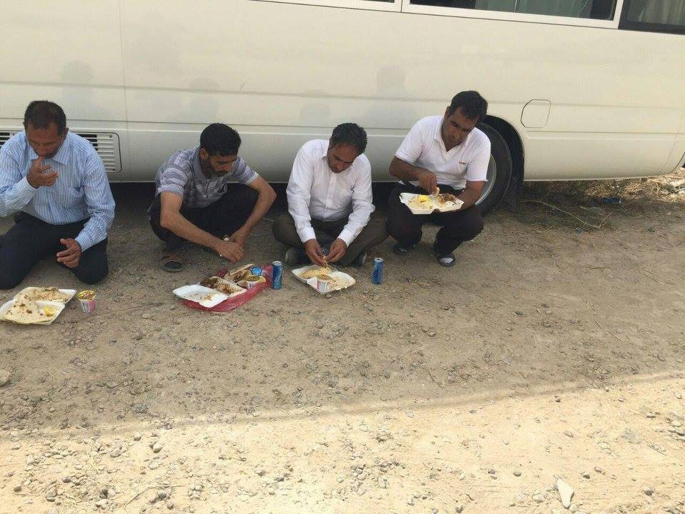 چند مزدور ديگر پاي بنگال اهدايي وزارت در حال صرف غذاي ا داده شده توسط رژيم پشت در ليبرتي