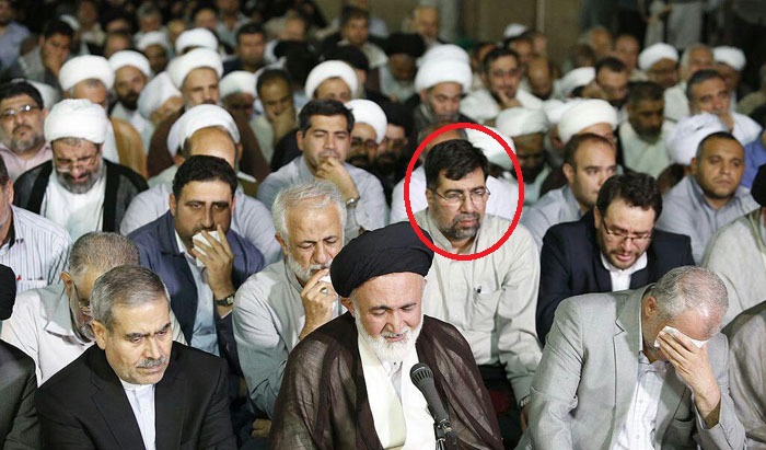 در ميان مقامات درجه اول رژيم با نام «بقثه مقام معظم رهبري» در دعاي كميل در مراسم حج سال جاري. برگرفته از فيلمي كه تلويزون رژيم نشان داده است