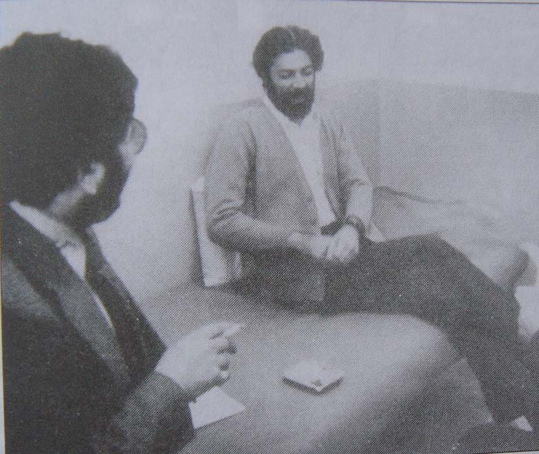 عكس بالا عليرضا نوري زاده را (با ريش انبوه و عينك و سيگاري در دست), به عنوان «مخبر سرويس سياسي روزنامه اطلاعات», به هنگام مصاحبه با داريوش همايون در زندان پادگان جمشيديه تهران نشان مي دهد. (به نقل از مجموعه اسناد روزنامه كيهان). 