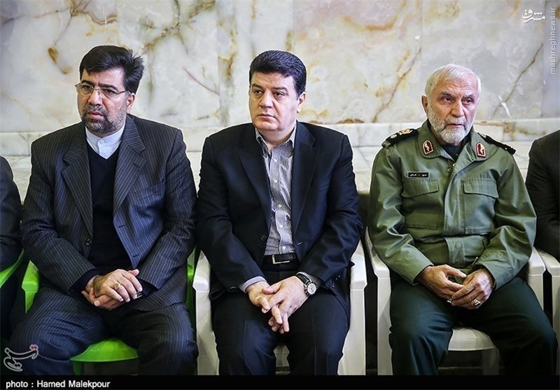 سرتيبپ جنايتكار حسين همداني (راست) در كنار عكسي با ديپلمات تروريست مفقود رژيم در عربستان (چپ) غضنفر ركن آبادي